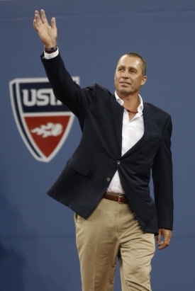 Ivan Lendl zdraví diváky na US Open.