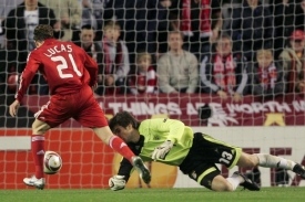 Liverpoolský Lucas překonává gólmana Benfiky Júlia Césara. Liverpoolský Lucas překonává gólmana Benfiky Júlia Césara.