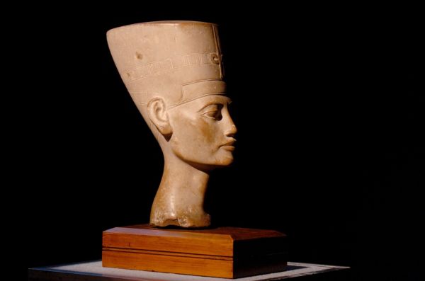 Busta královny Nefertiti. 