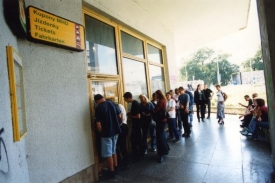 Studenti si zřejmě budou od září moci koupit semestrální kupony MHD.