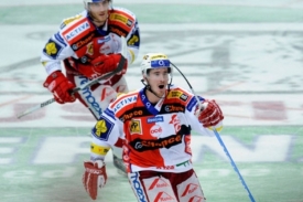 Nejproduktivnější hráč extraligy Roman Červenka (vpředu).