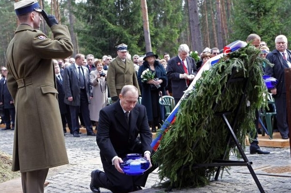 Vladimir Putin při ceremoniálu k uctění obětí v Katyni.
