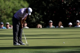 Tiger Woods na greenu během třetího kola Masters v Augustě.