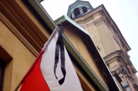 Víra a národní hrdost drží Poláky ve chvíli neštěstí.