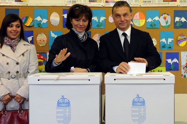 Premiér Viktor Orbán vhazuje svůj hlas do volební urny.