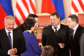 Podpisu smlouvy přihlížela řada politiků, exprezident pozvánku neměl.