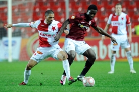 Bony Wilfried ze Sparty (vpravo) a hr&aacute;č Slavie Hocine Ragued.