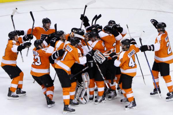 Hokejisté Philadelphie se radují z postupu do play-off. Hokejisté Philadelphie se radují z postupu do play-off.