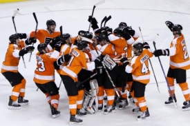 Hokejist&eacute; Philadelphie se raduj&iacute; z postupu do play-off.