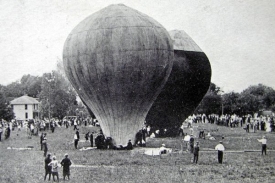 Zpráva o katastrofě balonu vyvolává ohromné vzrušení.