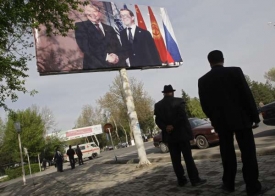 Kyrgyzští demonstranti pod obrázkem Medveděva s Bakijevem.