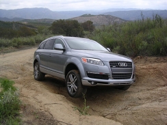 Lehčí terén není pro Audi Q7 problémem.