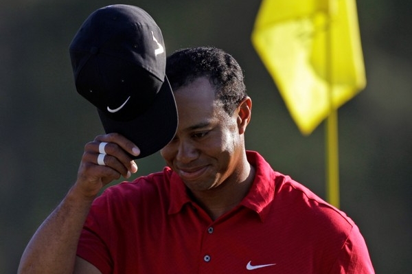 Tiger Woods zdraví diváky během posledního kola Masters.