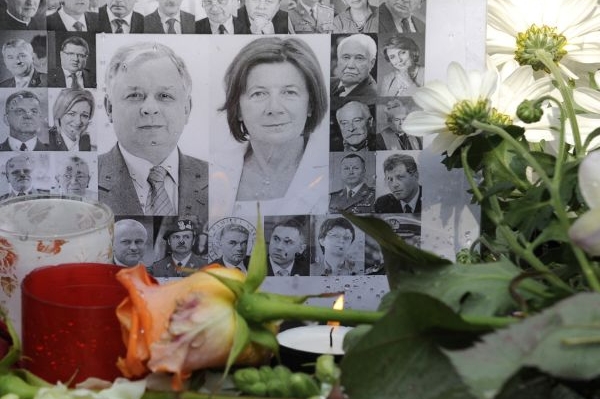 K polské ambasádě v Praze lidé nosili svíčky, květiny i portréty.
