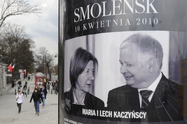 Smuteční portrét prezidentského páru.
