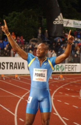 Asafa Powell zdrav&iacute; ostravsk&eacute; fanou&scaron;ky v roce 2005.