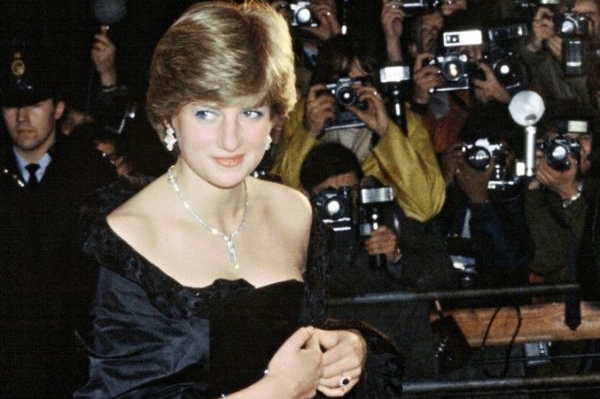 Lady Diana se po boku prince Charlese poprvé objevila v roce 1981.