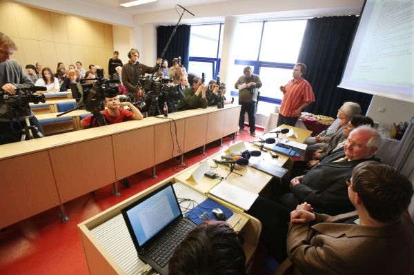 Část novinářů přestala chodit na tiskové konference. Nemá čas.