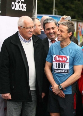 Ano, pane prezidente. Běželo se mi hezky. Bém, Klaus a Hulínský.