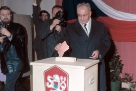 Husák vhazuje svůj hlas do volební urny.