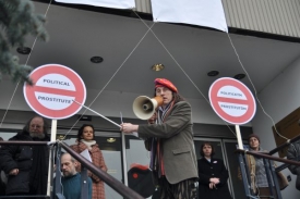 Proti Pernesovi nedávno zaměstnanci protestovali před sídlem ústavu.