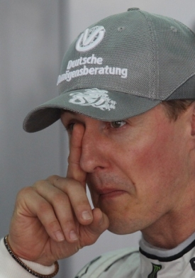 Michael Schumacher zatím moc důvodů k úsměvu nemá.