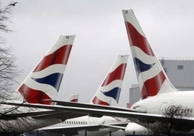 Letadla na letišti Heathrow stojí.