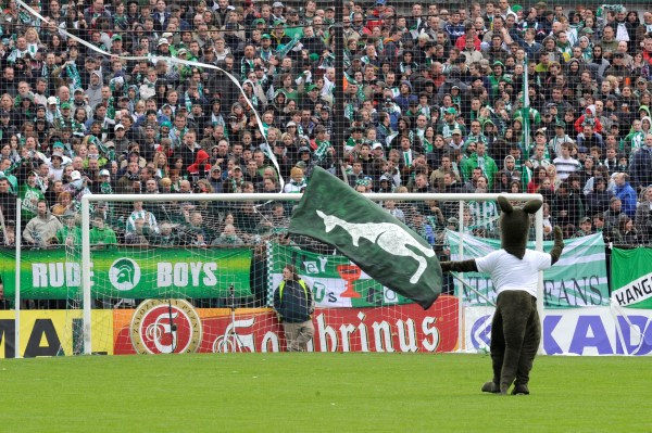 Tradiční tribuna za brankou v Ďolíčku bude možná brzy minulostí.