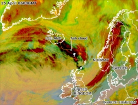 Černá skvrna na snímku ze satelitu ukazuje na kouřový mrak.