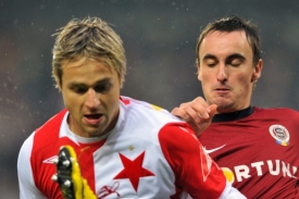 Slávista Jaroslav Černý (vlevo) v souboji se sparťanem Zemanem.