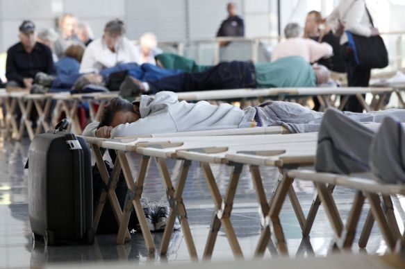 Řada cestujících čekala na let marně, na snímku frankfurtské letiště.