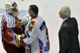 Kouč Sýkora (vpravo) a jeho největší zbraň Dominik Hašek (uprostřed).