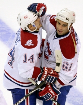 Tom&aacute;&scaron; Plekanec (14) pr&aacute;vě přij&iacute;m&aacute; gratulaci od Scotta Gomeze.