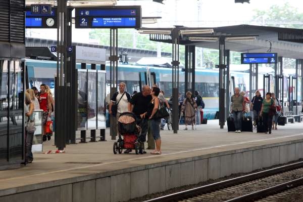Zájem o mezinárodní spoje se prudce zvýšil kvůli ochromeným letištím.