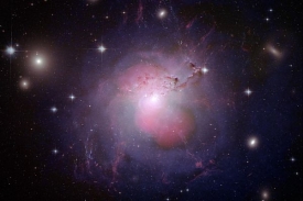 Galaxie NGC 1275 - centr&aacute;ln&iacute; čern&aacute; d&iacute;ra z&aacute;ř&iacute; v&iacute;ce než zbytek hvězd.