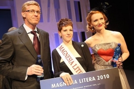 &Scaron;ek na 200 tis&iacute;c korun si odnesla Petra Soukupov&aacute; (uprostřed).