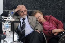 Cestující na Ruzyni čekají na obnovení letů.