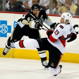 Také Sidney Crosby se musel vyrovnat s velkým důrazem soupeře.