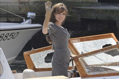Podle některých médií je Angelina Jolie ve třetím měsíci.