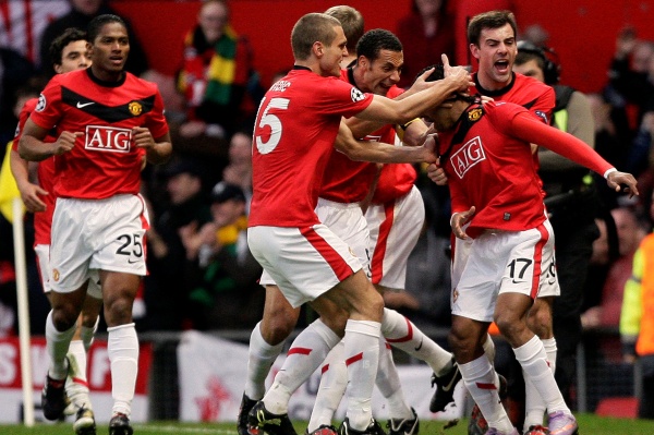 Fotbalisté Manchesteru United mohou slavit další vítězství.