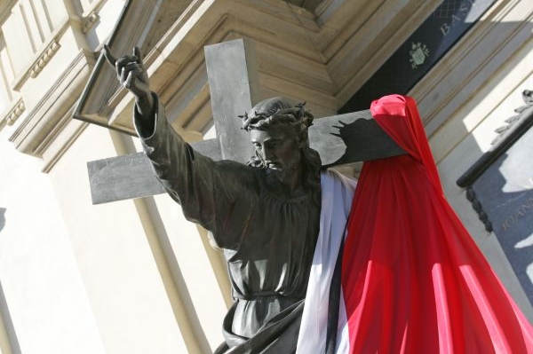 Polsko pohřbívá na hradě Wawel prezidentský pár.