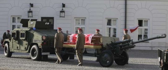 Rakev s tělem zesnulého prezidenta.