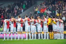 Slávisté při minutě ticha za oběti havárie polského letadla.