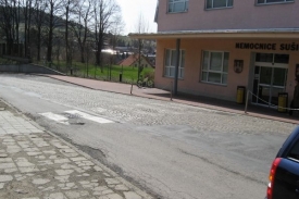 Řada silnic je dlouhodobě ve velmi špatném stavu.