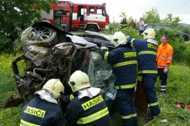 Zhoršení stavu vozovky zvyšuje riziko dopravní nehody.
