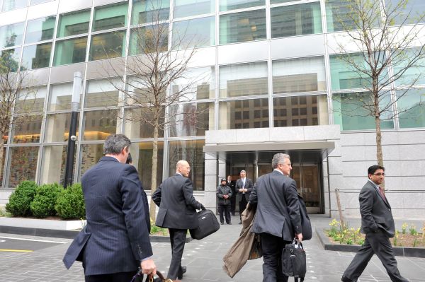 Zaměstnanci banky před jejím sídlem na dolním Manhattanu v New Yorku. Zaměstnanci banky před jejím sídlem na dolním Manhattanu v New Yorku.