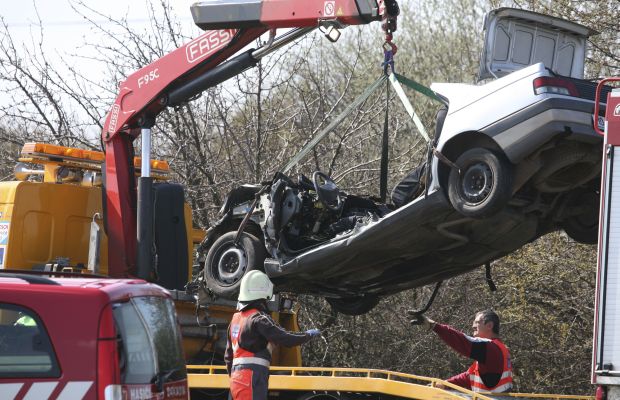 Ve zdemlovaném peugeotu jeli mladí lidé.