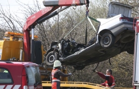 Ve zdemlovan&eacute;m peugeotu jeli mlad&iacute; lid&eacute;.