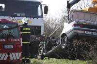Při nehodě zemřela čtyřčlenn&aacute; pos&aacute;dka osobn&iacute;ho auta.