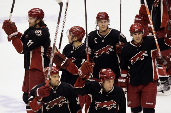 Martin Hanzal (11), Radim Vrbata (třetí zleva) a Petr Průcha (vpravo).